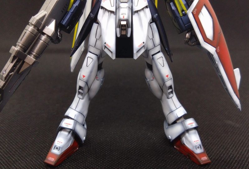 EGウイングガンダム全塗装後の下半身