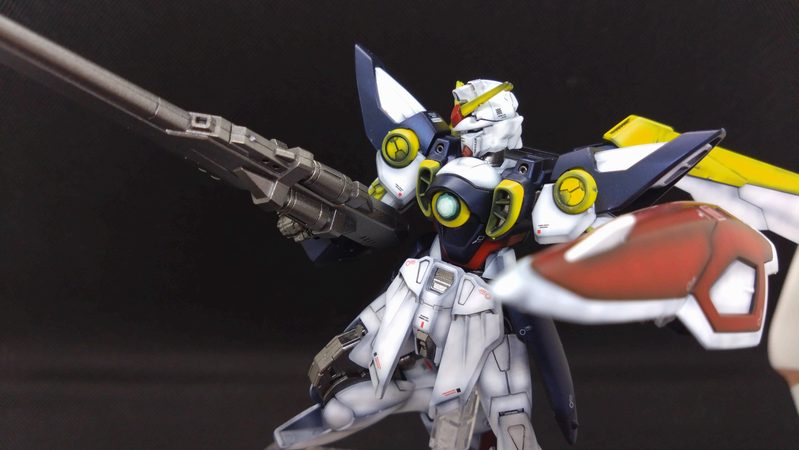 EGウイングガンダム全塗装後のポージング画像
