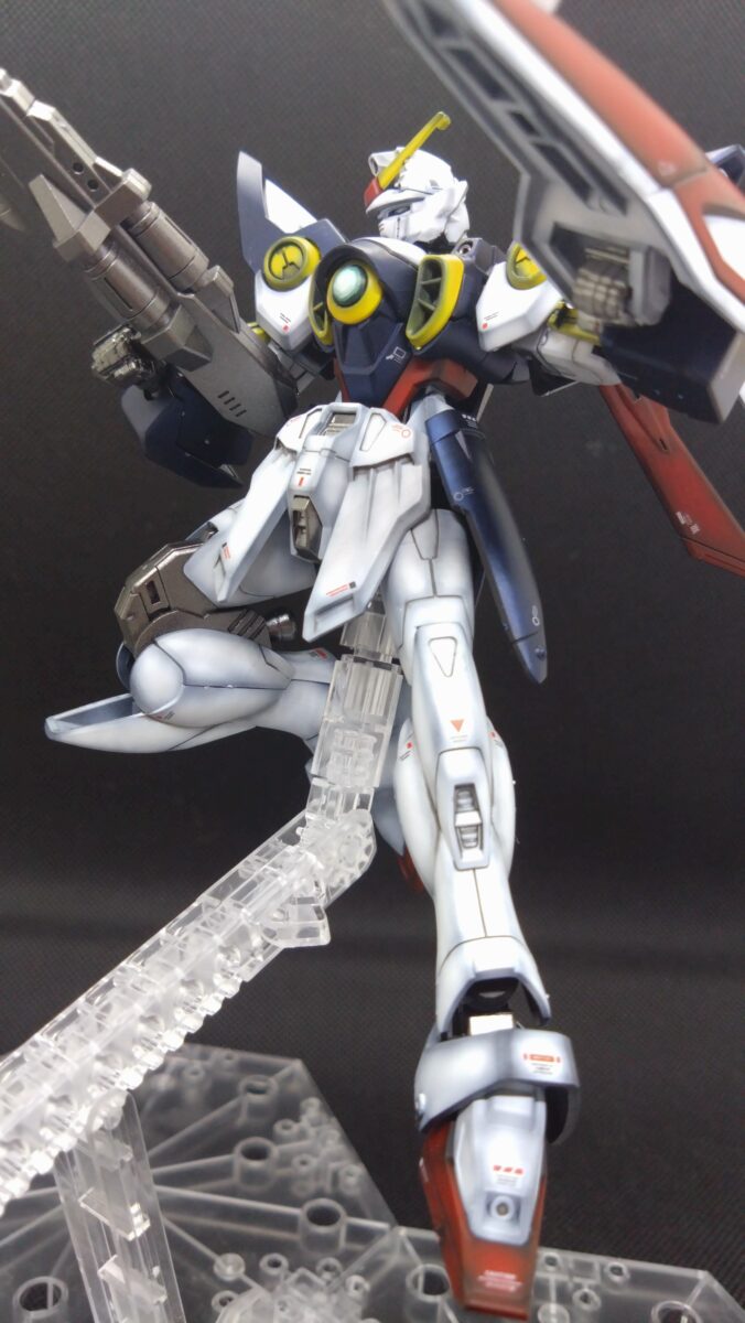 EGウイングガンダム全塗装後のポージング画像2